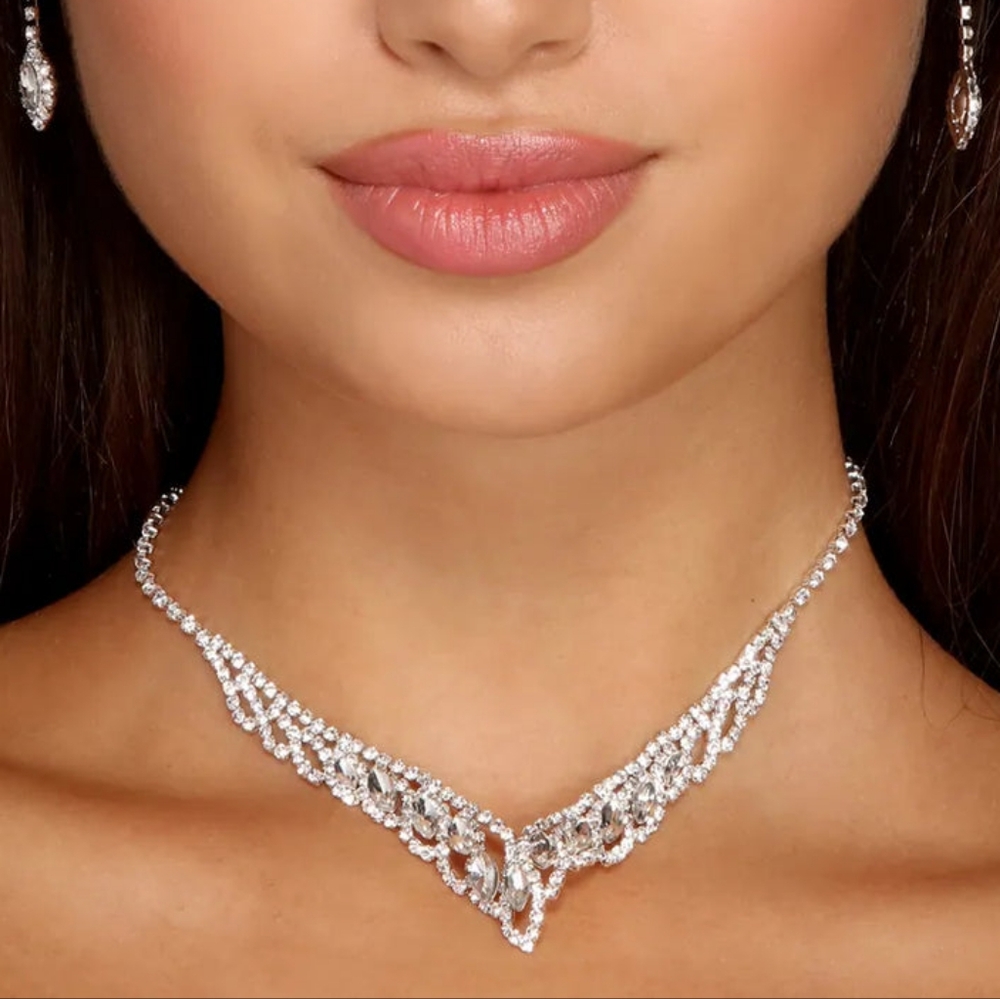 Windsor Elegant Teardrop Rhinstone Silver Necklace